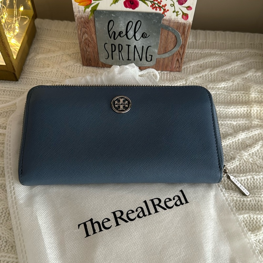 Authentic Tory Burch Wallet 💙